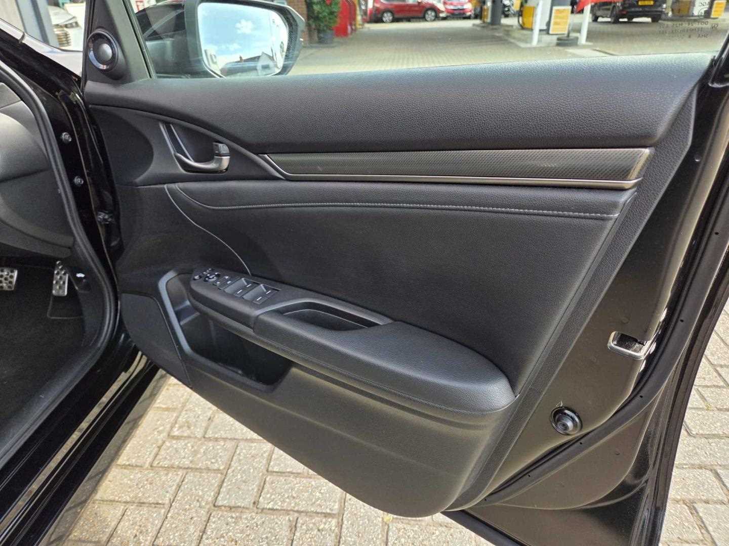 Honda CIVIC 1.5 VTEC Turbo Prestige 5dr CVT - Image 17