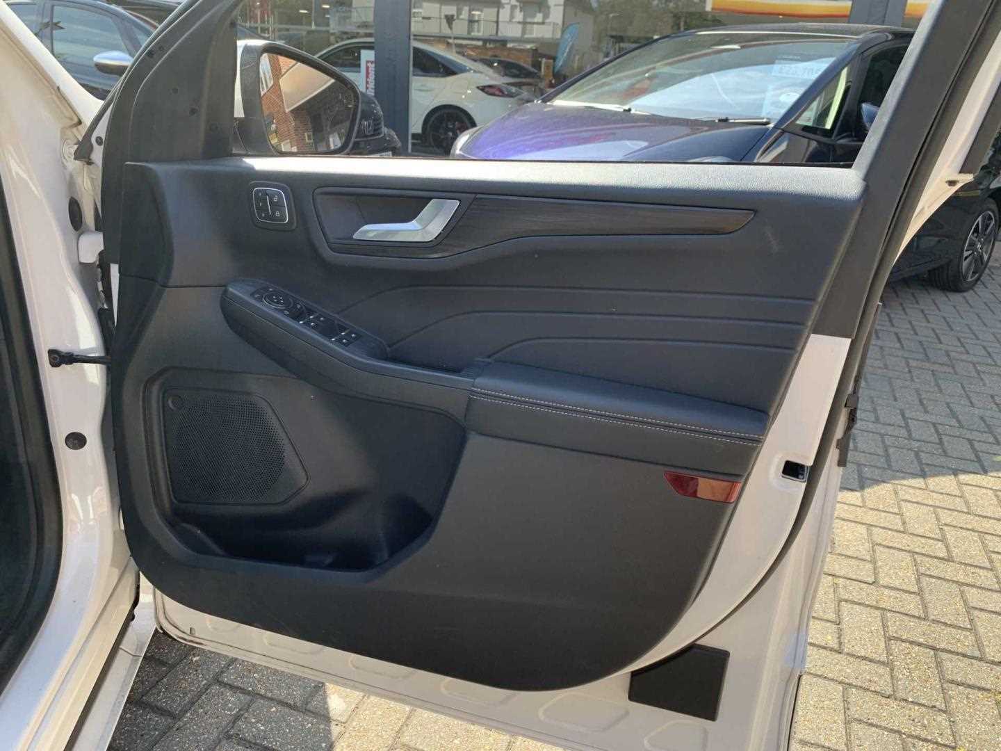 Ford KUGA 2.5 PHEV Vignale 5dr CVT - Image 17