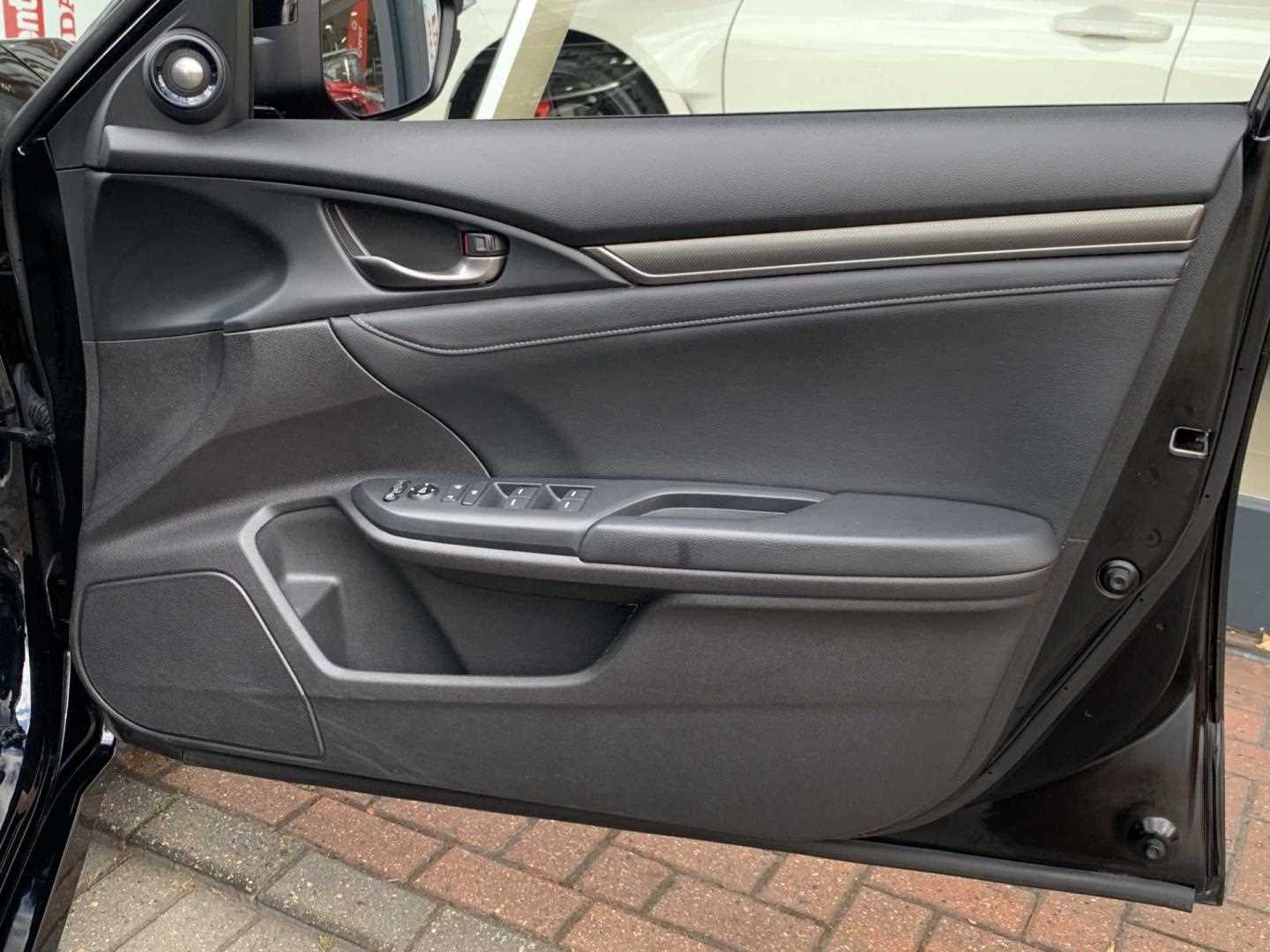 Honda CIVIC 1.5 VTEC Turbo Prestige 5dr CVT - Image 17