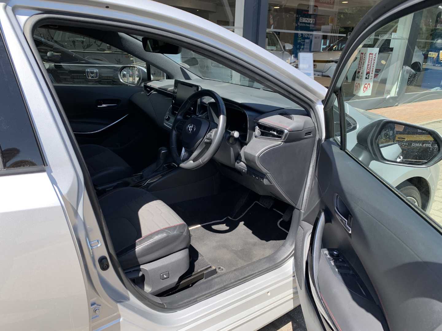 Toyota COROLLA 1.8 VVT-i Hybrid Excel 5dr CVT - Image 15