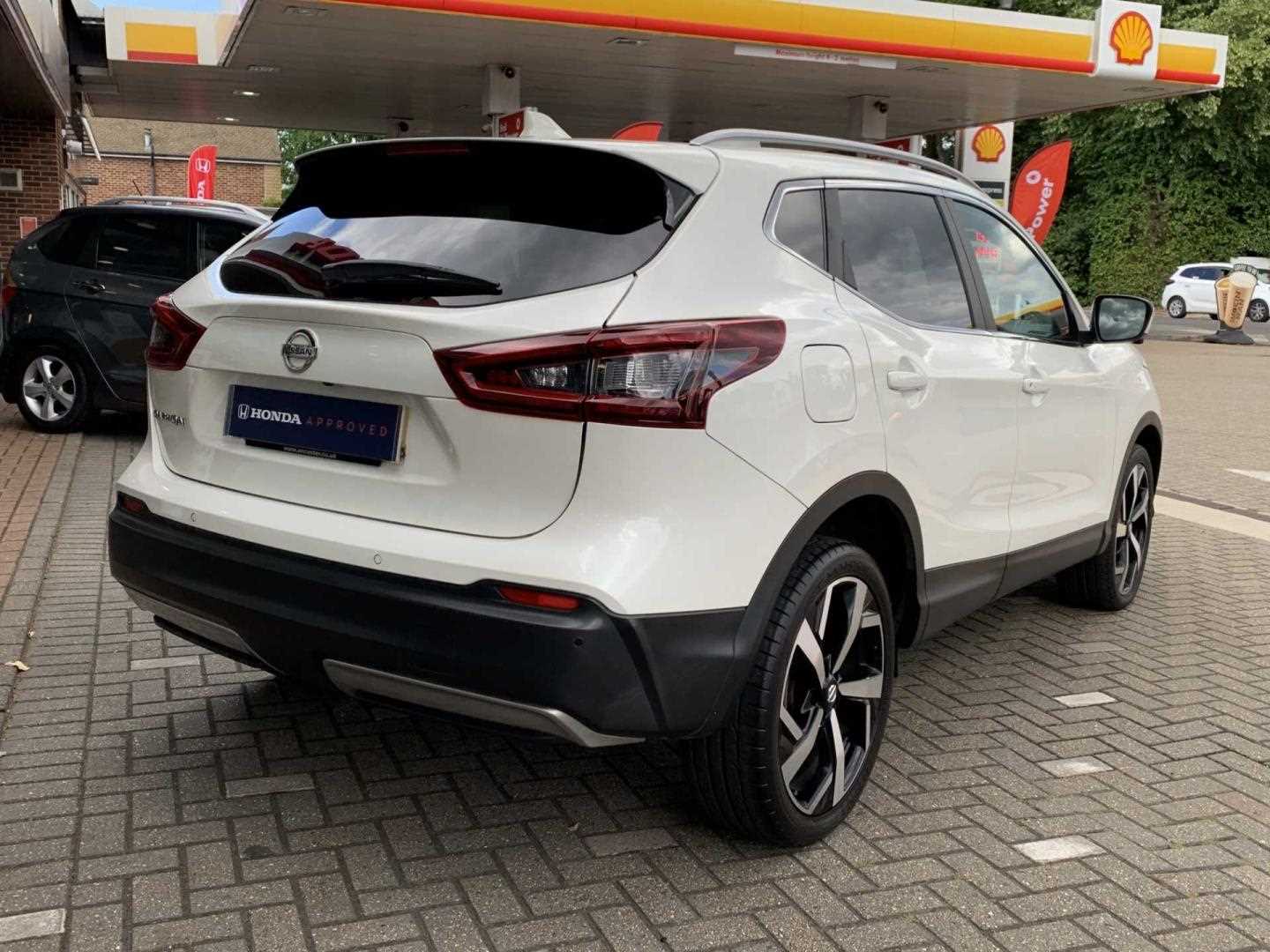 Nissan QASHQAI 1.3 DiG-T N-Motion 5dr - Image 12