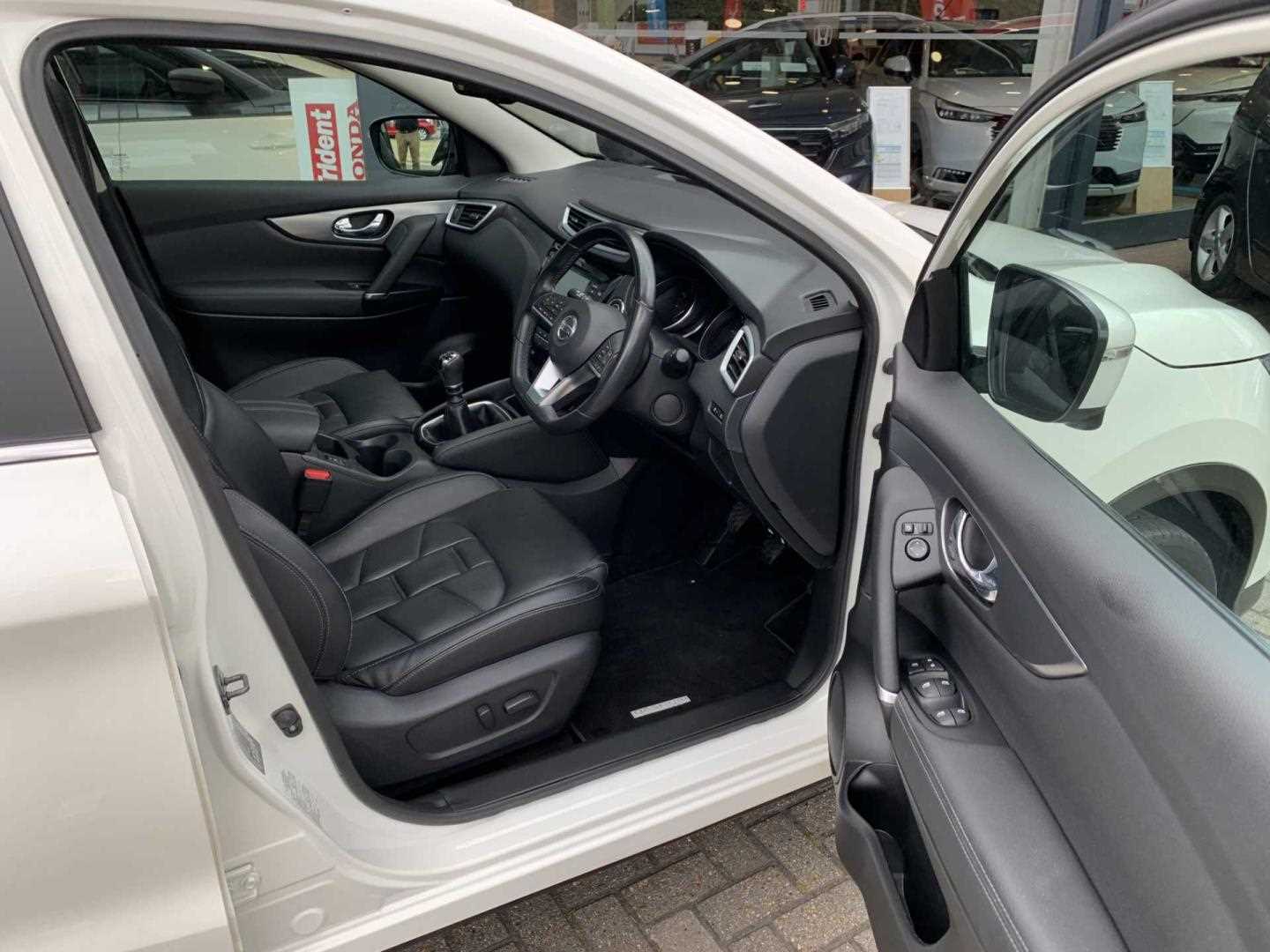 Nissan QASHQAI 1.3 DiG-T N-Motion 5dr - Image 15