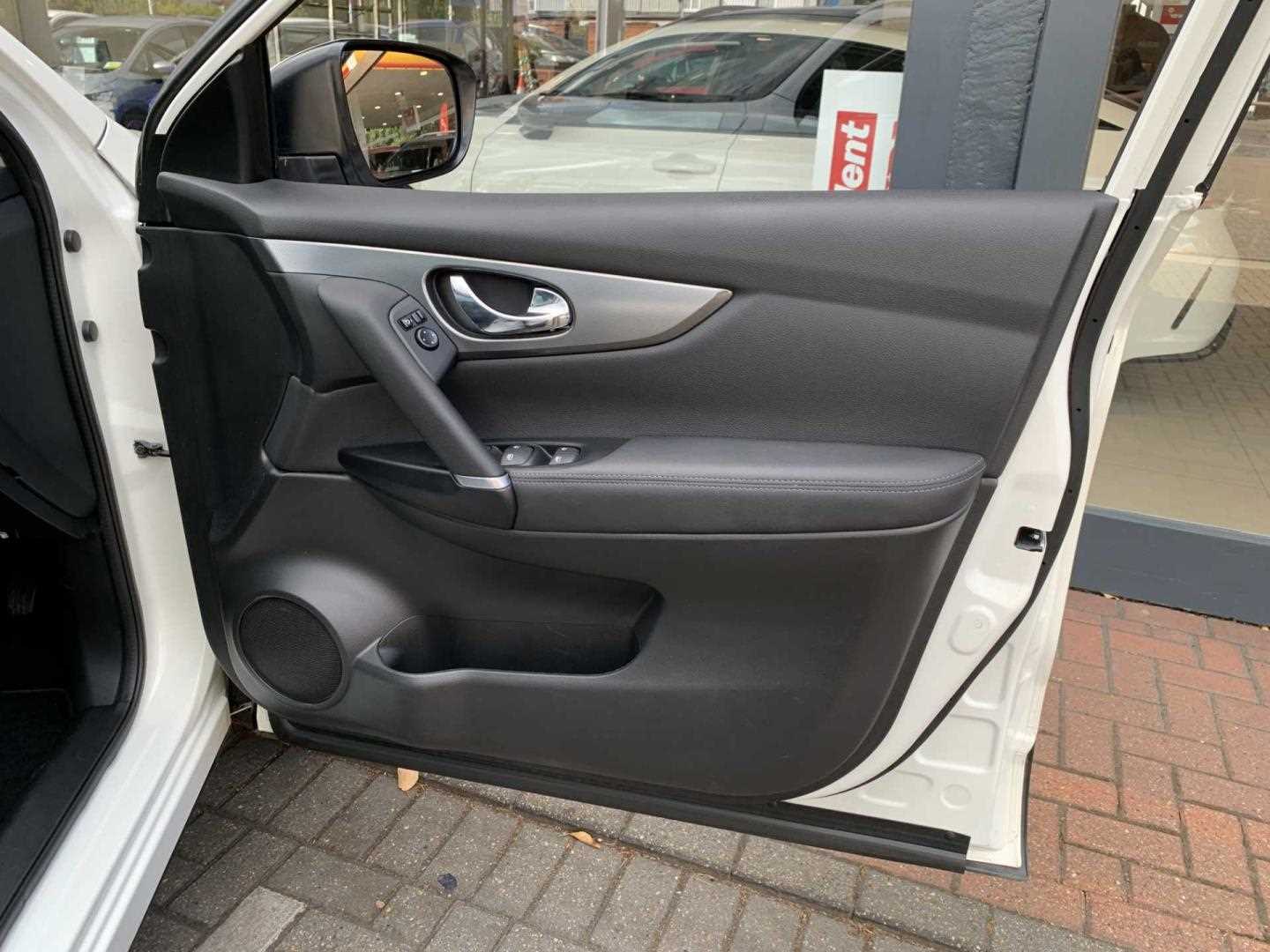 Nissan QASHQAI 1.3 DiG-T N-Motion 5dr - Image 17