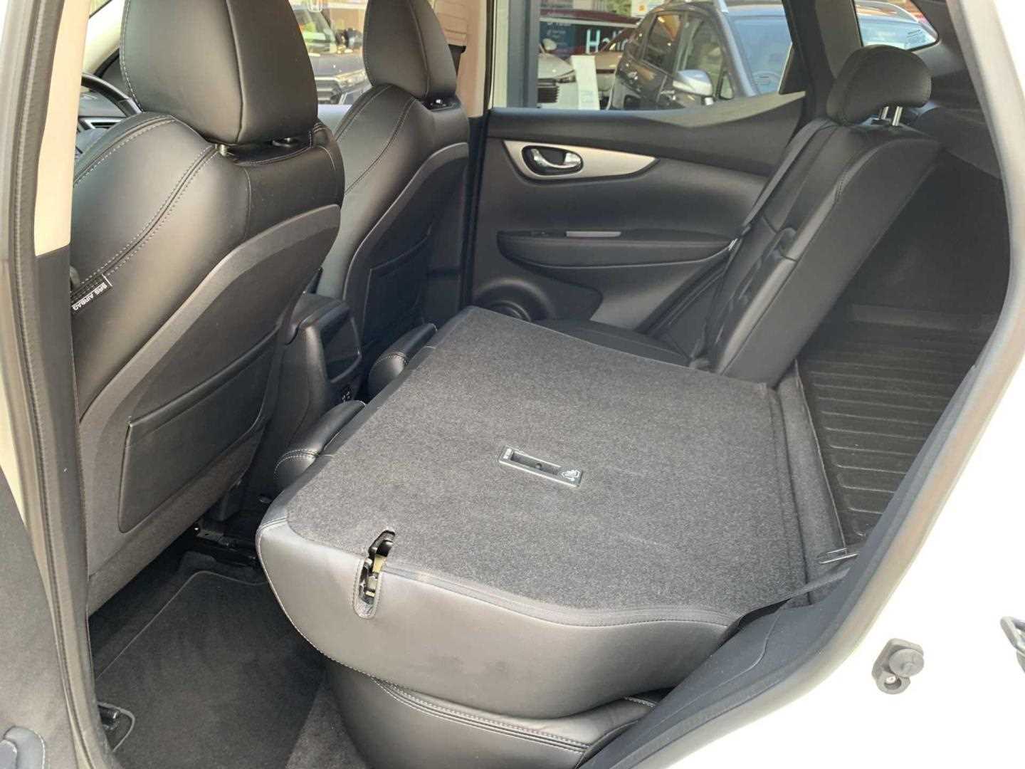 Nissan QASHQAI 1.3 DiG-T N-Motion 5dr - Image 19