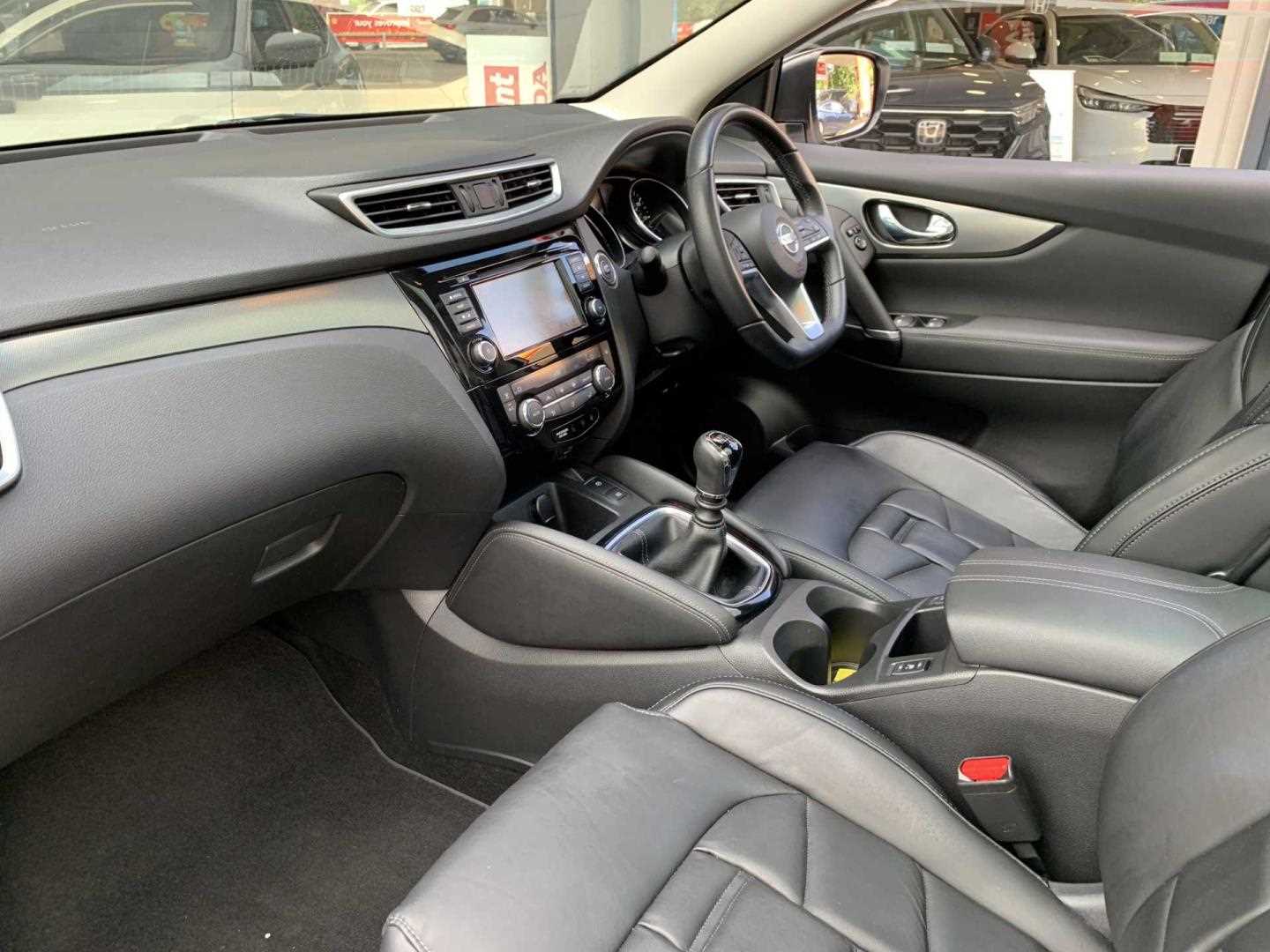 Nissan QASHQAI 1.3 DiG-T N-Motion 5dr - Image 2