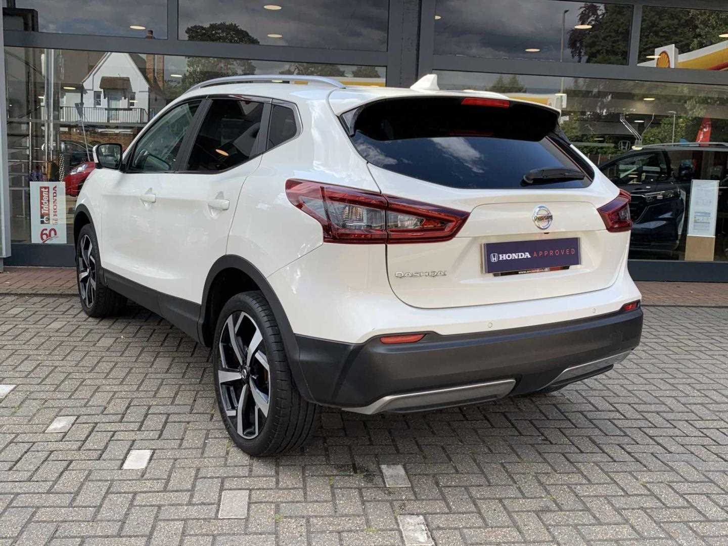 Nissan QASHQAI 1.3 DiG-T N-Motion 5dr - Image 3