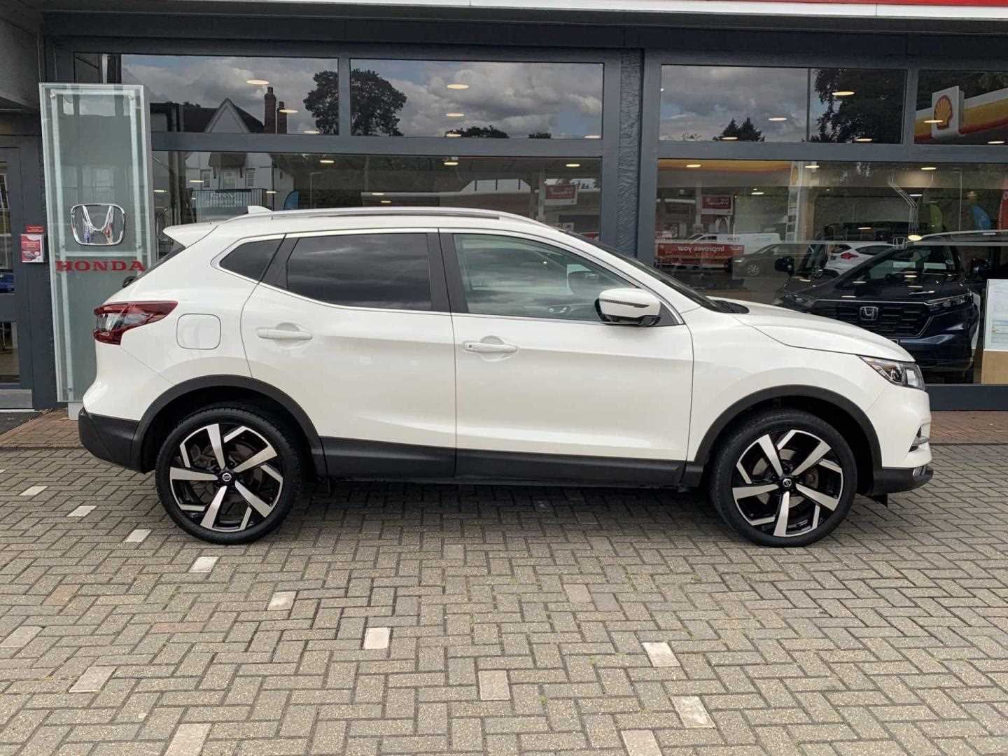 Nissan QASHQAI 1.3 DiG-T N-Motion 5dr - Image 5