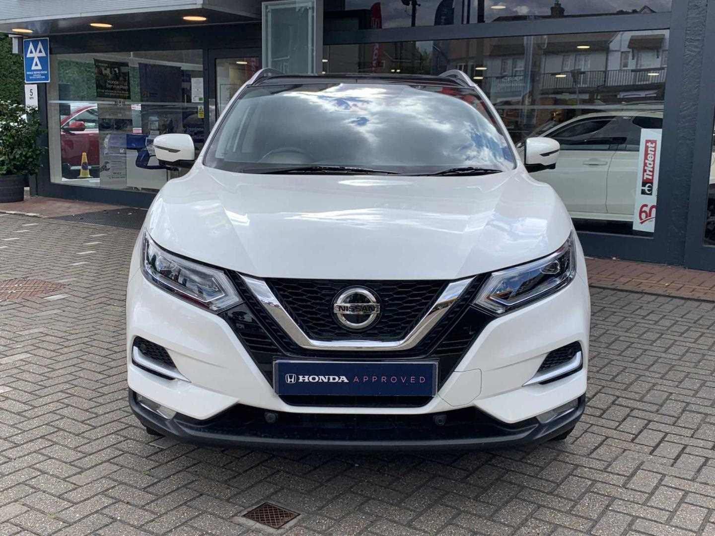 Nissan QASHQAI 1.3 DiG-T N-Motion 5dr - Image 6