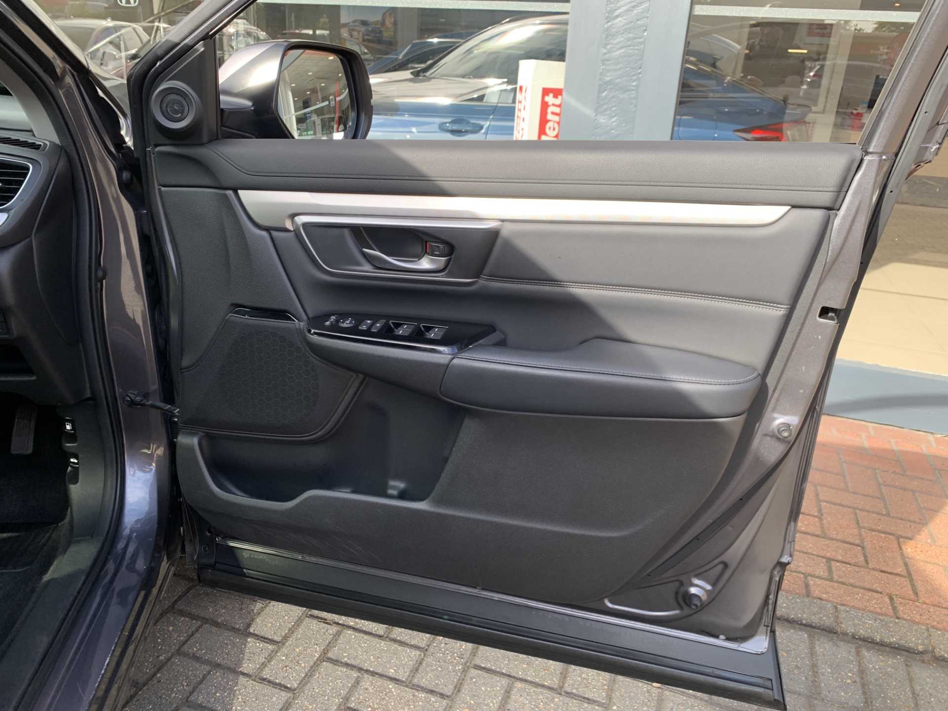 Honda CR-V 2.0 i-MMD Hybrid SR 5dr eCVT - Image 17