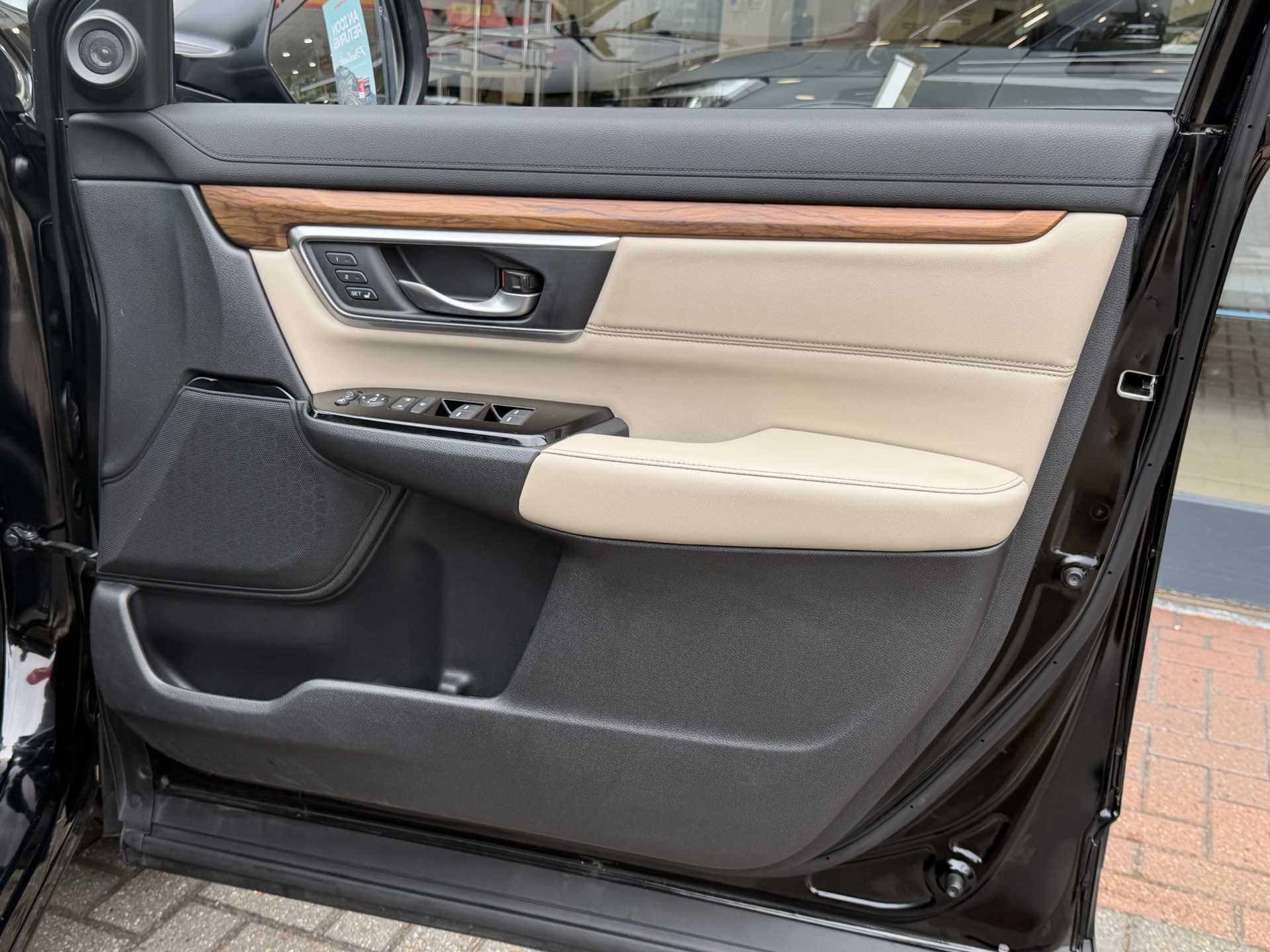Honda CR-V 2.0 i-MMD Hybrid EX 5dr eCVT — image 17