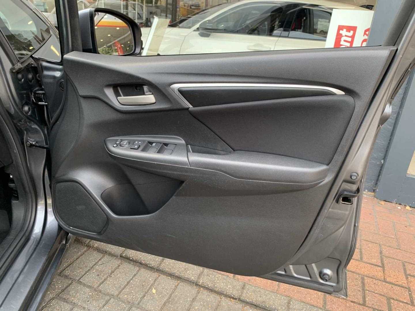 Honda JAZZ 1.3 i-VTEC SE 5dr CVT - Image 17