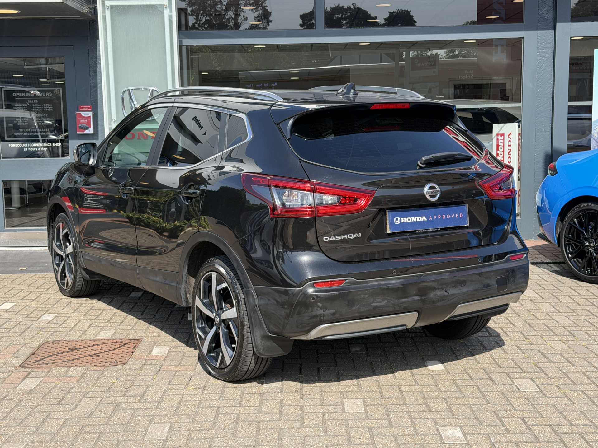 Nissan QASHQAI 1.2 DiG-T Tekna 5dr Xtronic - Image 3