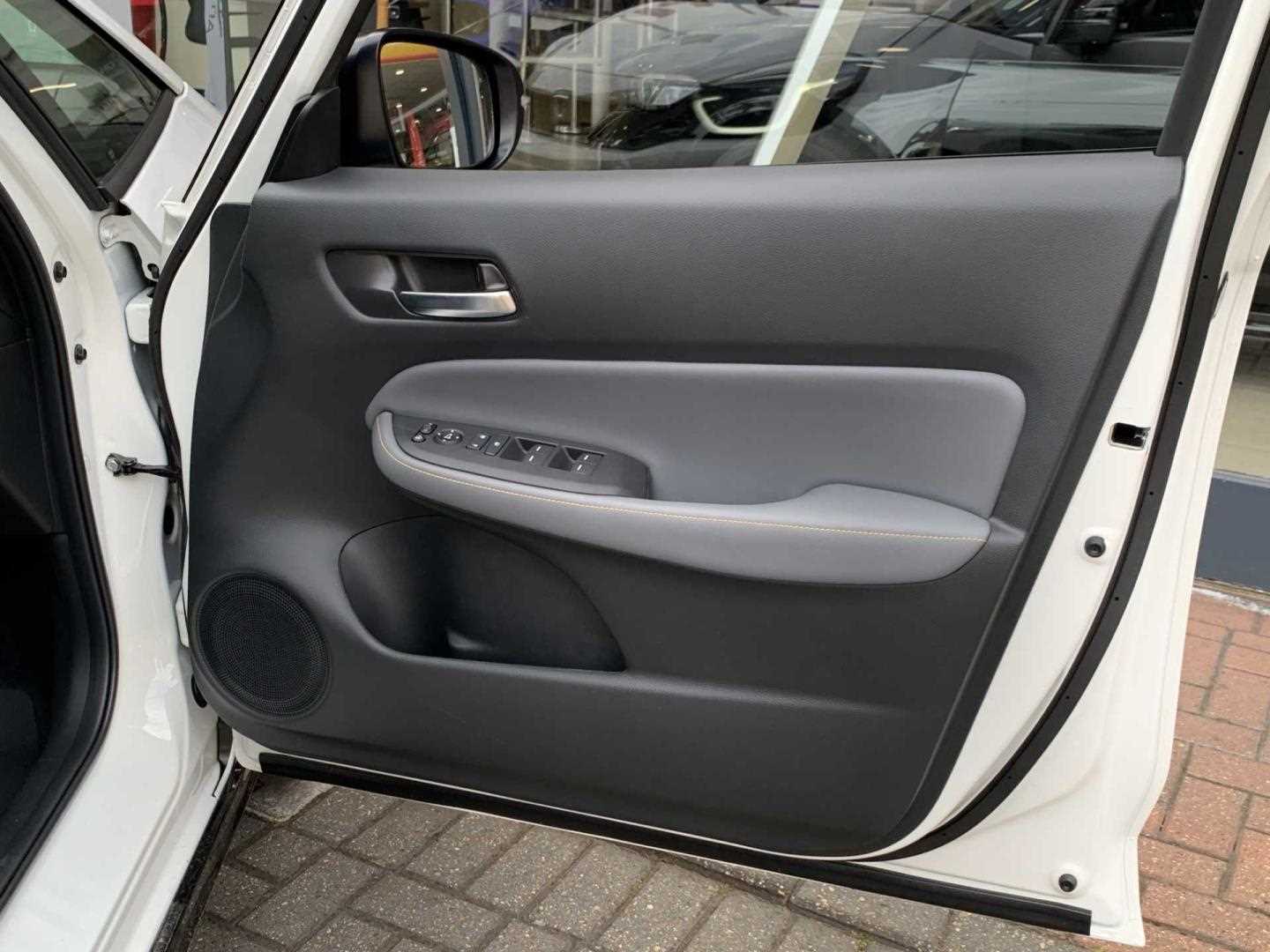 Honda JAZZ 1.5 i-MMD Hybrid Advance Sport 5dr eCVT - Image 17