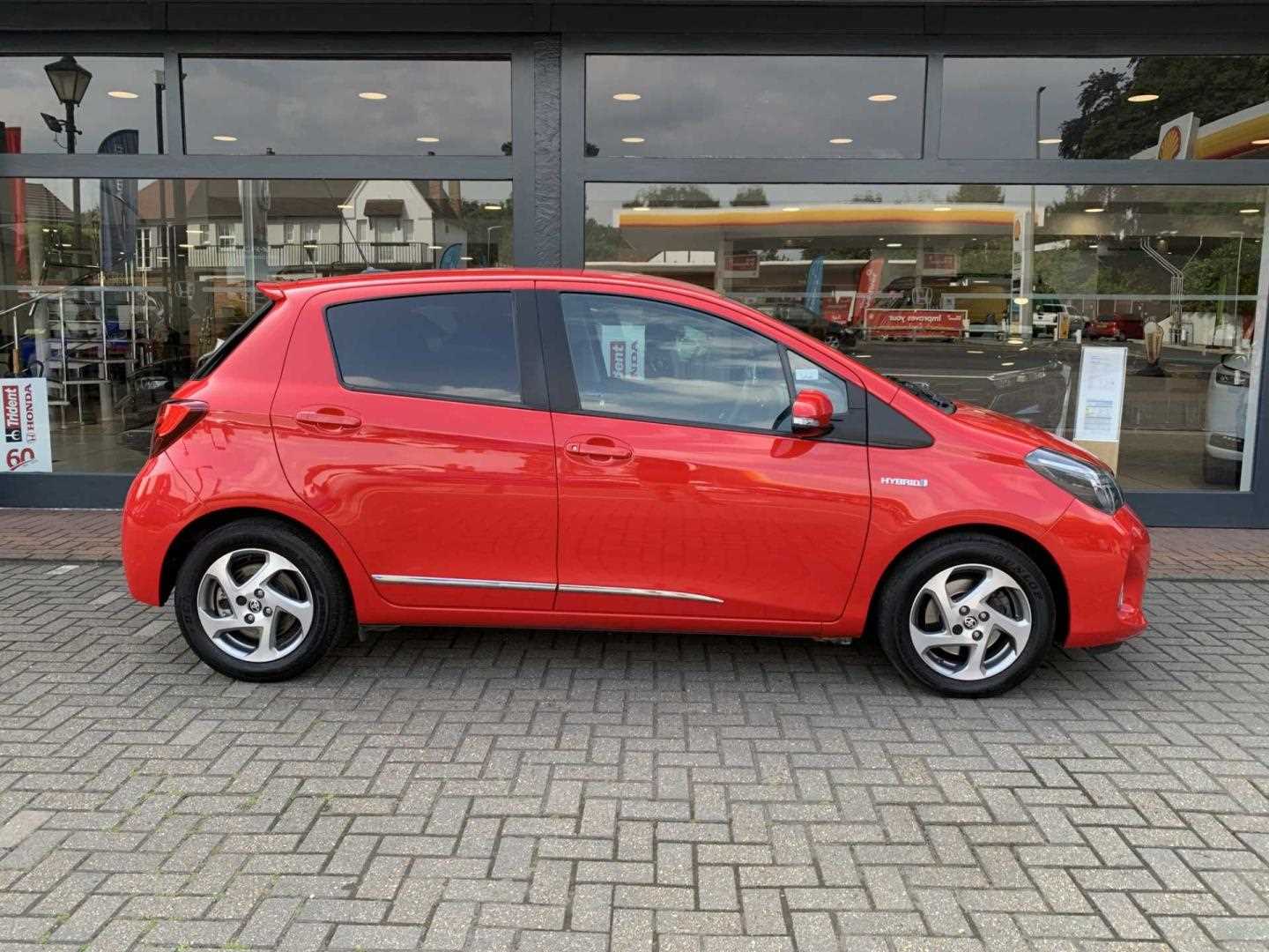 Toyota YARIS 1.5 Hybrid Excel 5dr CVT [Nav] - Image 5
